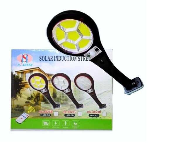 مصباح شارع أو حديقة يعمل بالطاقة الشمسية مع جهاز تحكم عن بعد