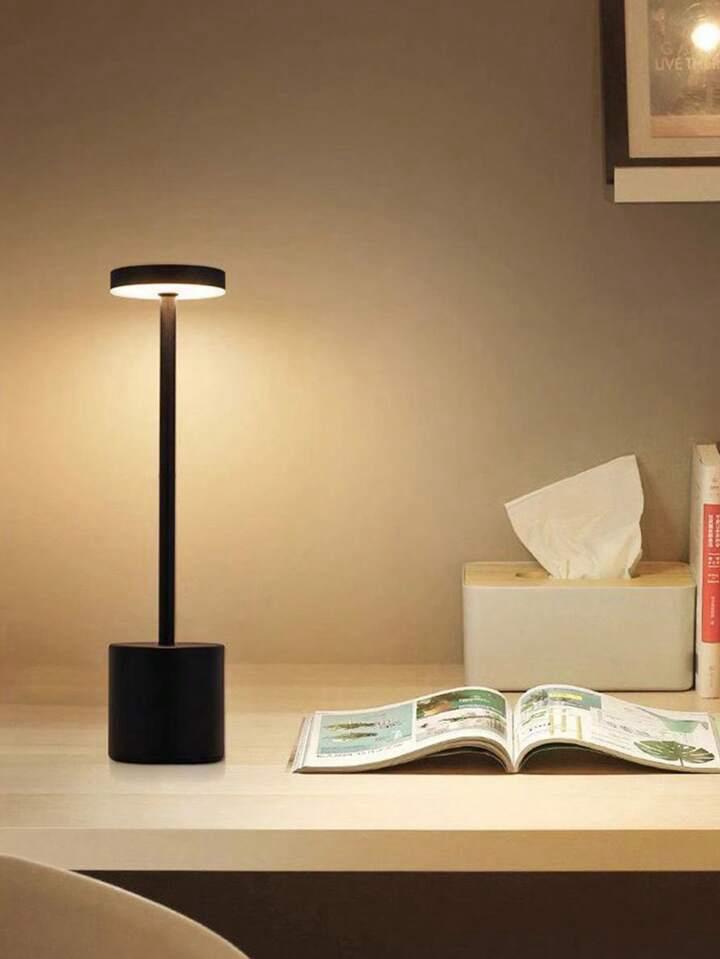 مصباح طاولة LED على الطراز الشمالي